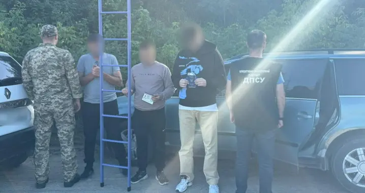 Затримали буковинця, який за 8 тис євро з драбиною допомагав подолати кордон двом чоловікам