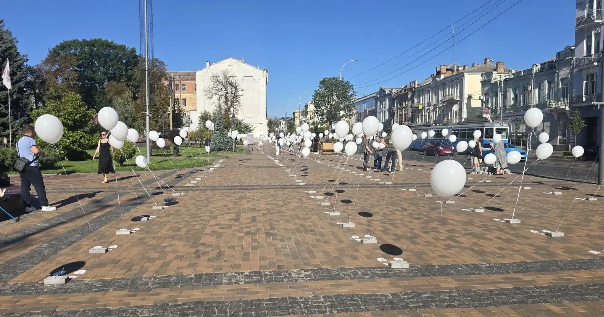 Вшанування пам'яті захисників у Вінниці: інсталяція до Дня пам’яті