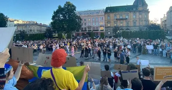 Сотні львів’ян вийшли на протест проти скандального закону про ліквідацію САП і НАБУ