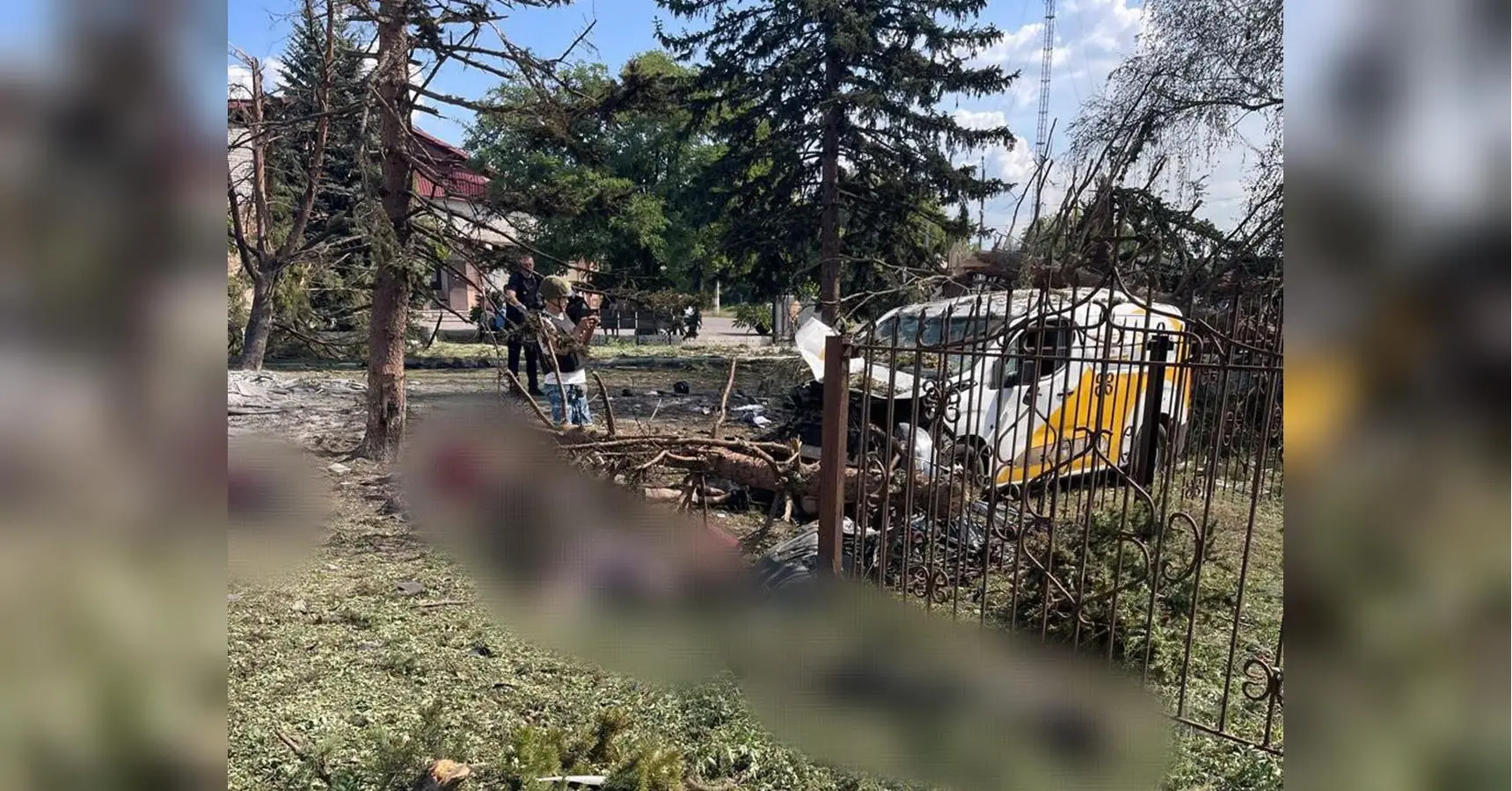 «Відверто звірячий удар»: близько 20 людей загинули від російської авіабомби у селищі Ярова на Донбасі (відео 18+)
