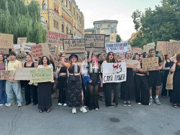 "Руки геть від НАБУ і САП": Київ і Львів протестують третій день поспіль