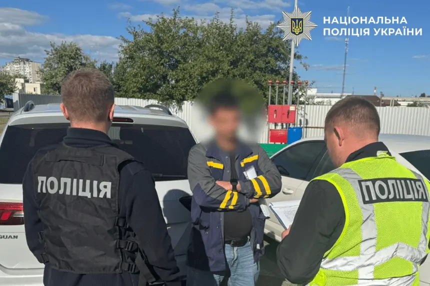 У Києві поліцейські затримали посадовця Київводоканалу на “гарячому” (фото)