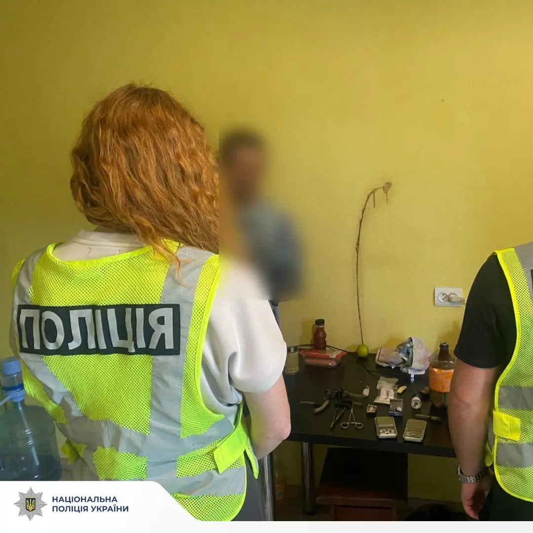 На Дергачівщині спіймали закладника: що копи знайшли в нього вдома