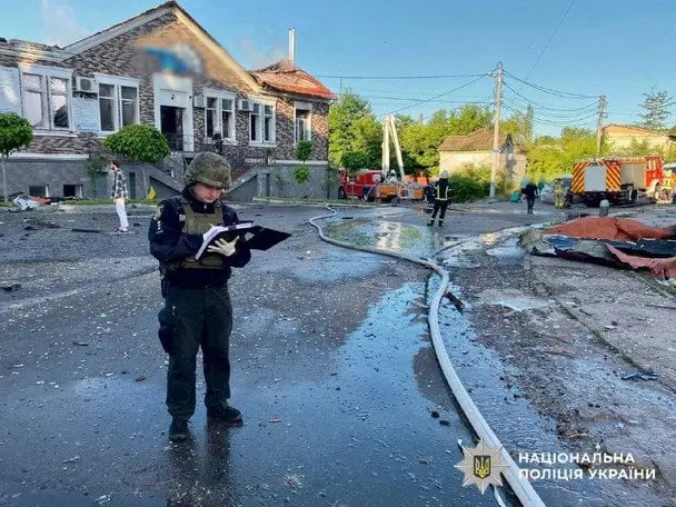 Наслідки нічної атаки РФ по Київщині: є загибла та постраждалі, зруйновані будинки та підприємство (фото)