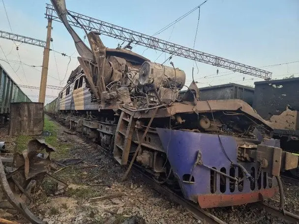 Ворог вдруге ударив по локомотиву на Придніпровській залізниці (фото)