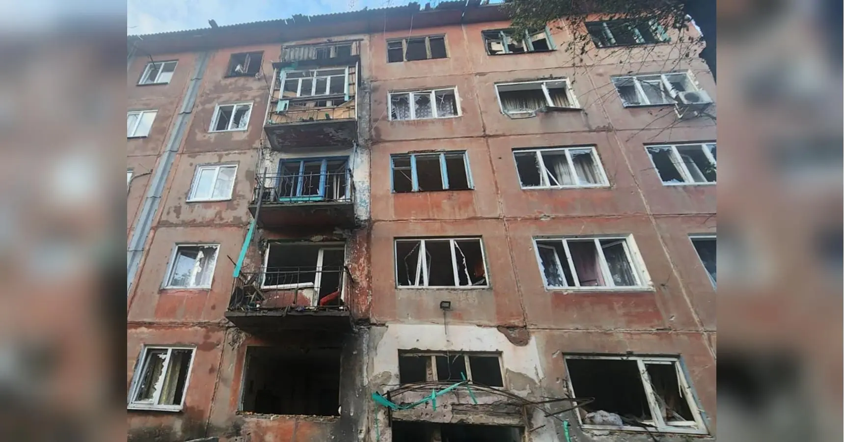 Загарбники вдарили дроном по багатоповерхівці на Донеччині: серед постраждалих — підліток