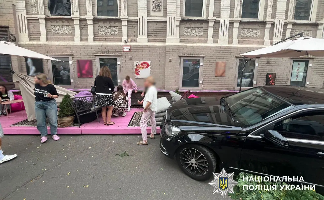На Саксаганського Mercedes в’їхав в літню терасу кафе: травмована жінка