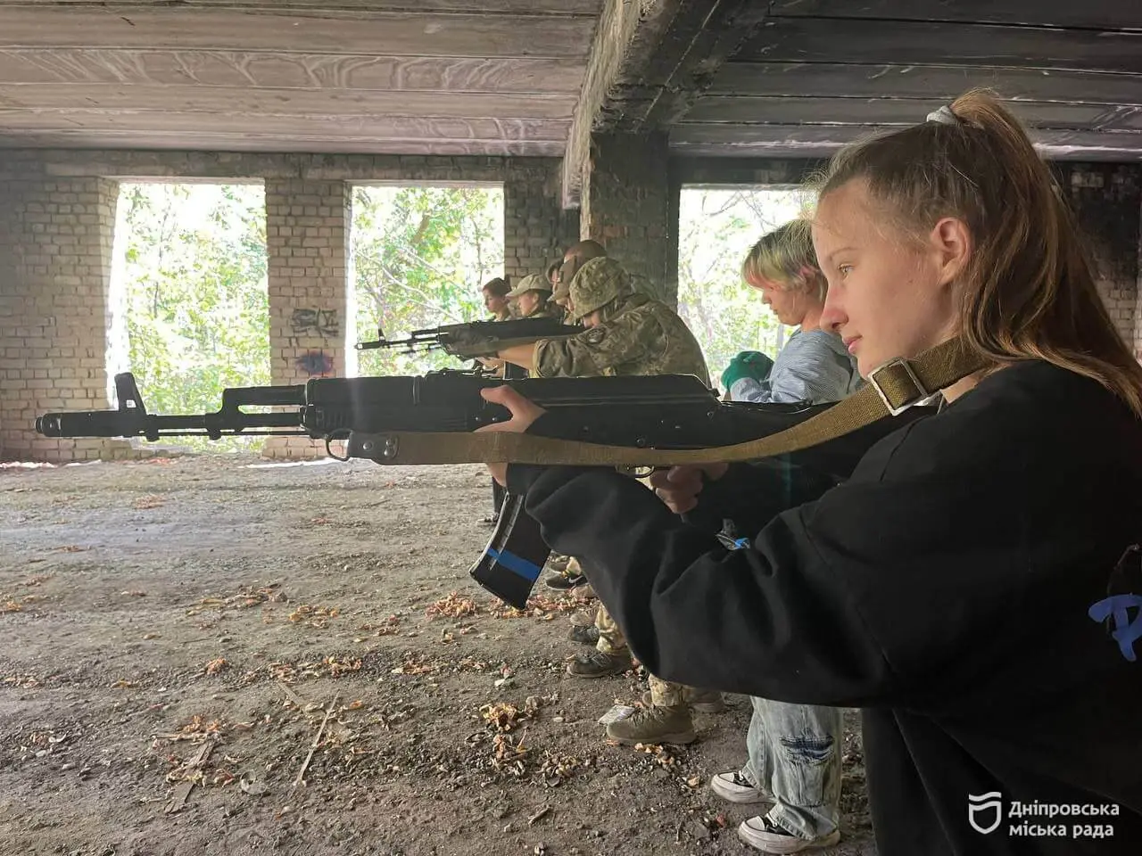 Вогнева підготовка, такмед та дрони: у Дніпрі провели військовий вишкіл для молоді