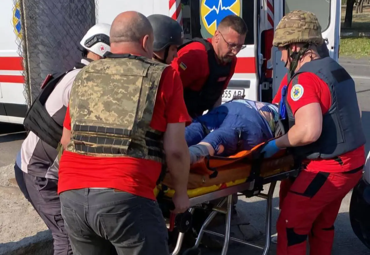 У Нікополі внаслідок ранкового артобстрілу загинула жінка, п’ятеро людей поранені
