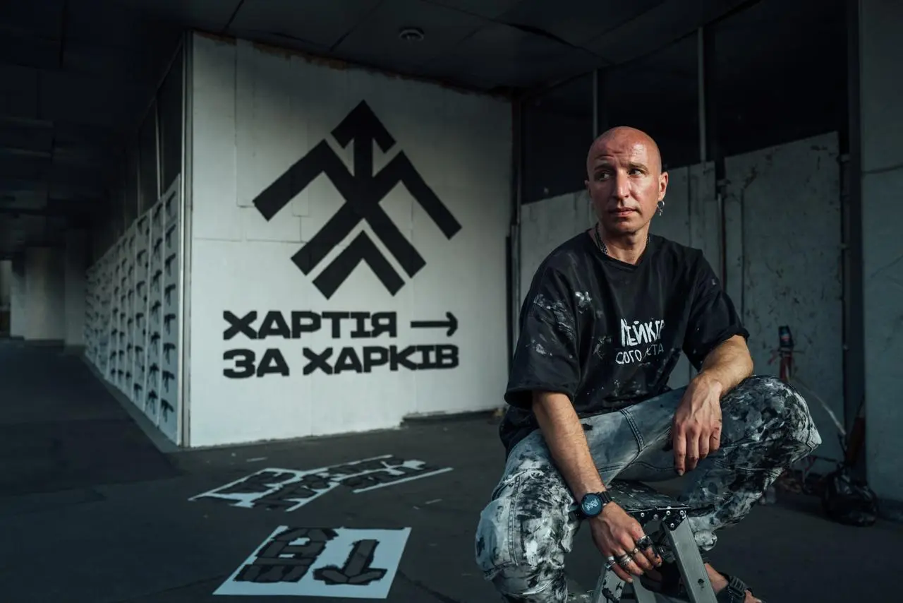 Стріт-арт на честь «Хартії» намалював Гамлет Зіньківський у центрі Харкова 📷