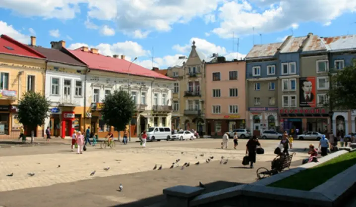 Жителів Дрогобича закликають не виходити на вулицю і зачинити вікна