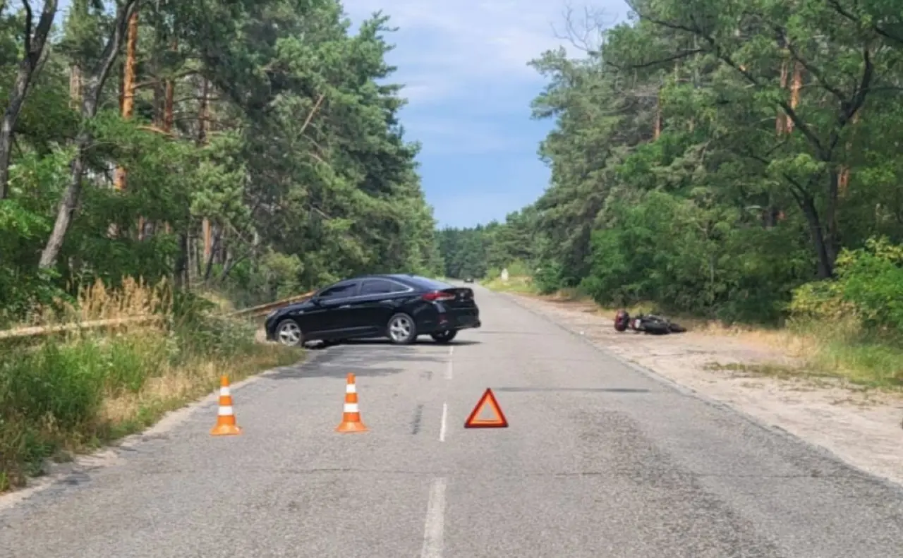 Під Києвом 24-річний водій збив мотоцикліста з пасажиркою. ВІДЕО