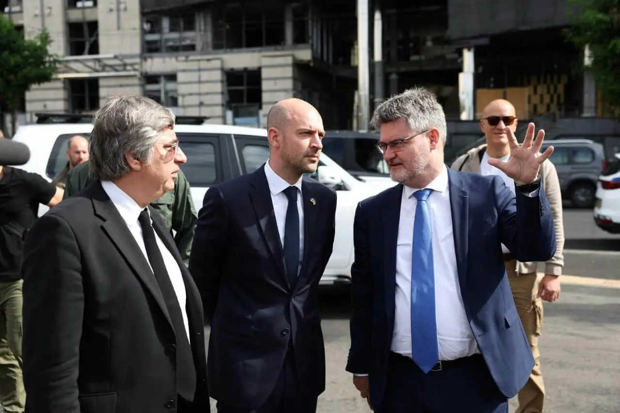 Глава МЗС Франції почав візит до Києва з огляду наслідків бомбардувань РФ