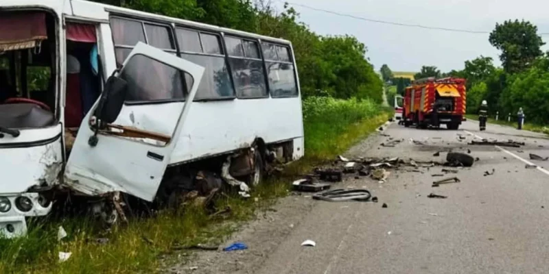 На Вінниччині внаслідок ДТП в салоні легковика затисло людину