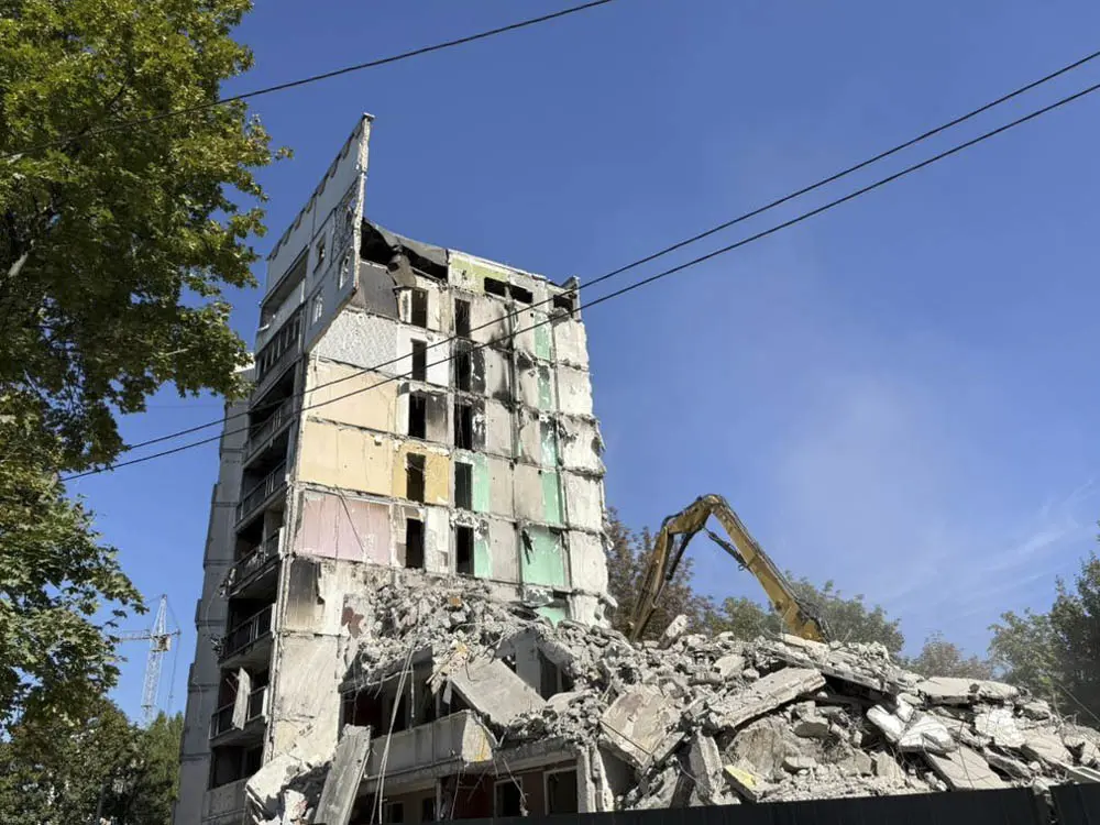 У Харкові демонтують зруйновані російськими обстрілами будинків.