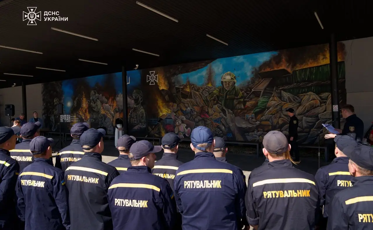 На території столичного Центрального автовокзалу презентували мурал, присвячений українським рятувальникам