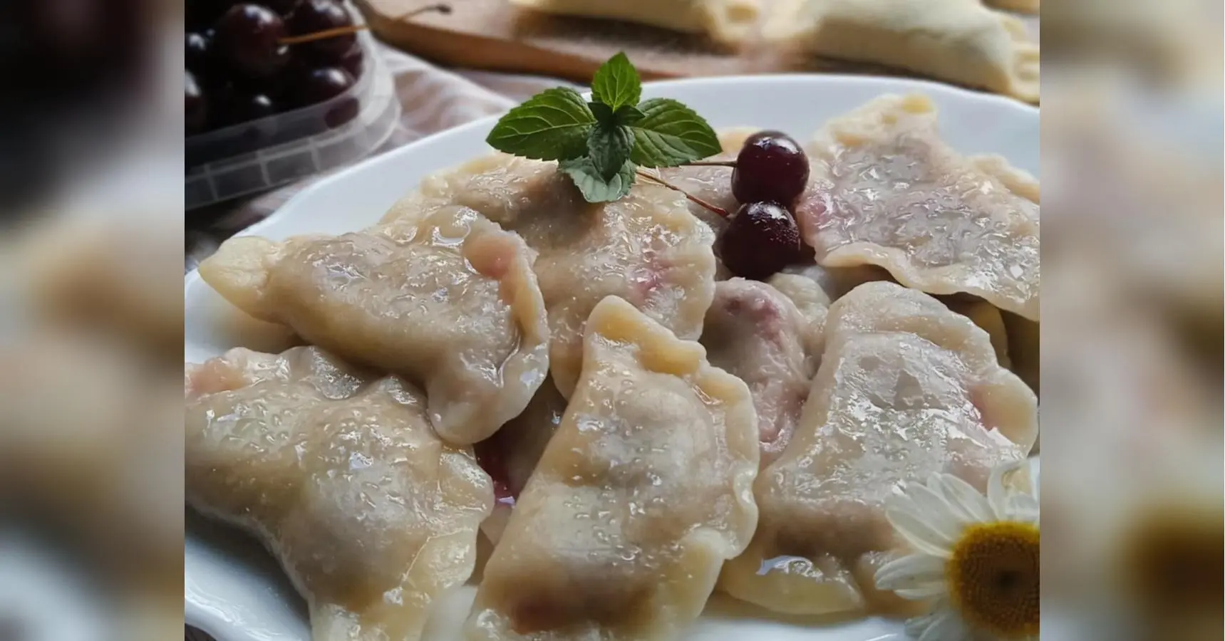 Вареники з вишнями: смачні як гарячими, так і холодними