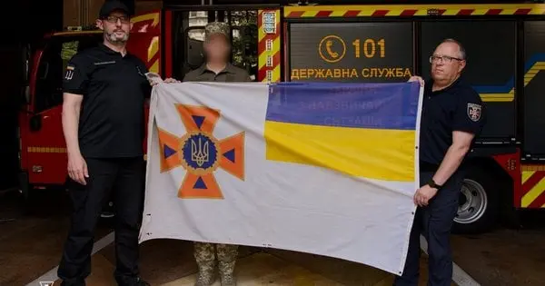 Рятувальникам передали державний прапор ДСНС з Донеччини, який вони сховали перед окупацією