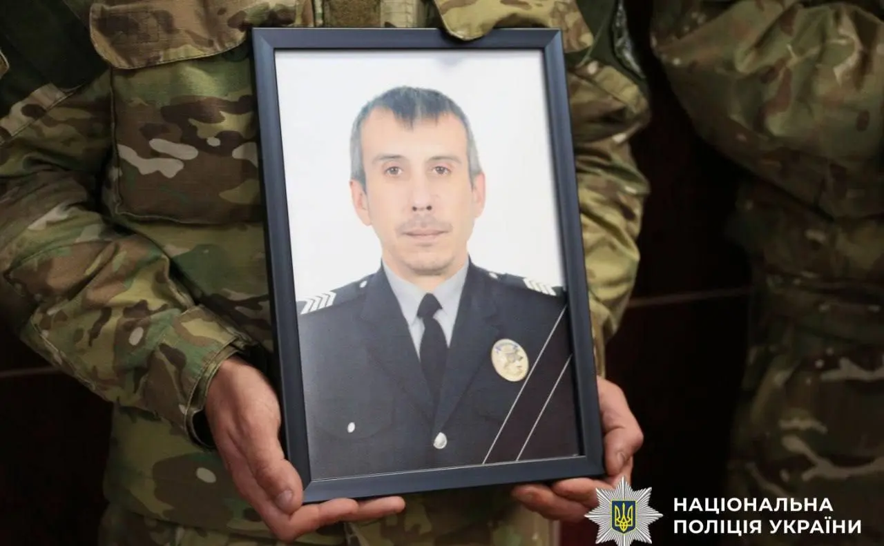 У Нацполіції попрощались зі столичним поліцейським Сергієм Гнітієм, який загинув на фронті