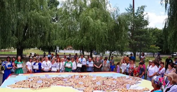 На Житомирщині виклали карту України з пиріжків і встановили рекорд