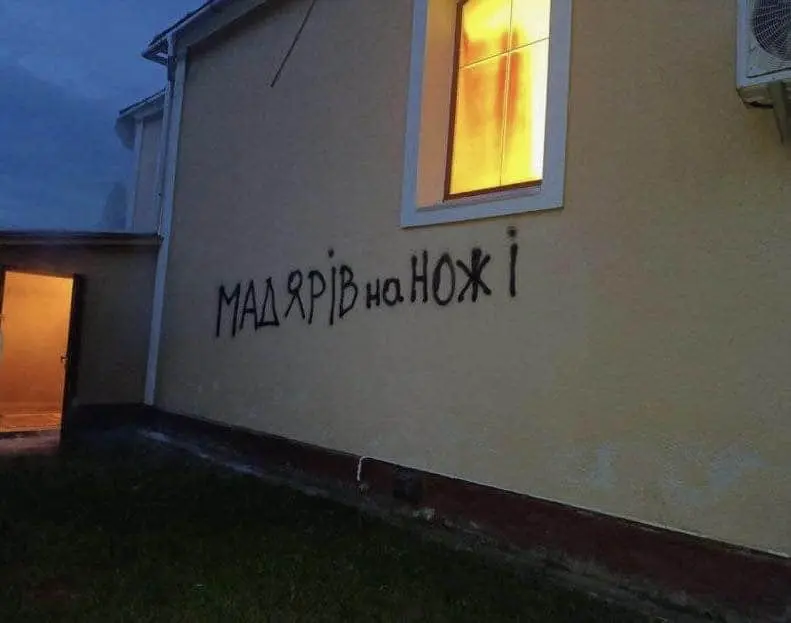 "Мадярів на ножі": Орбан заявив про підпал церкви на Закарпатті 