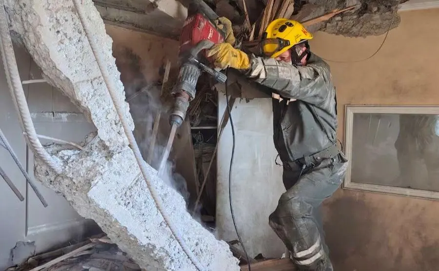 Рятувальники КАРС продовжують ліквідацію наслідків ворожого обстрілу столиці