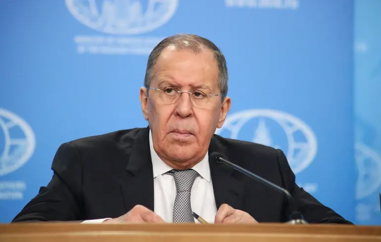 Лавров заявив про визнання Зеленського президентом де-факто, але для підписання договору він не годиться
