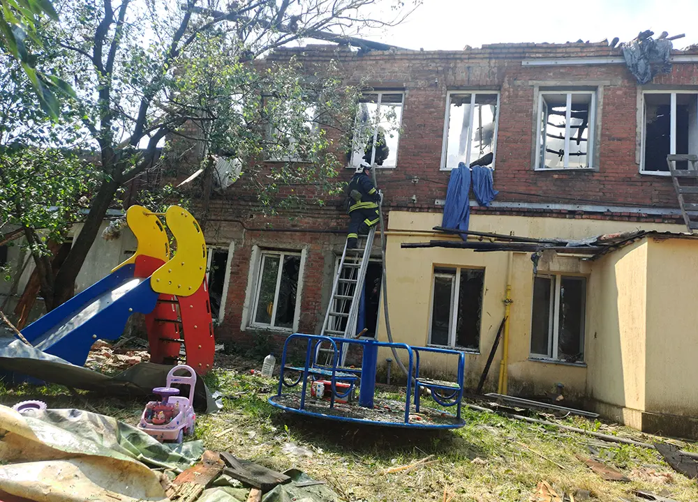 У Харкові – пряме влучання у двоповерхову будівлю