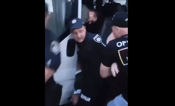 У Києві група людей напала на поліцію під час затримання "ухилянта": відео