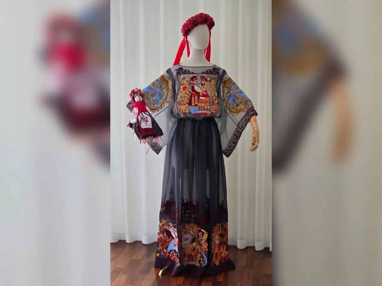 Відома дизайнерка з Дніпра вишила сукню до Дня народження рідного міста