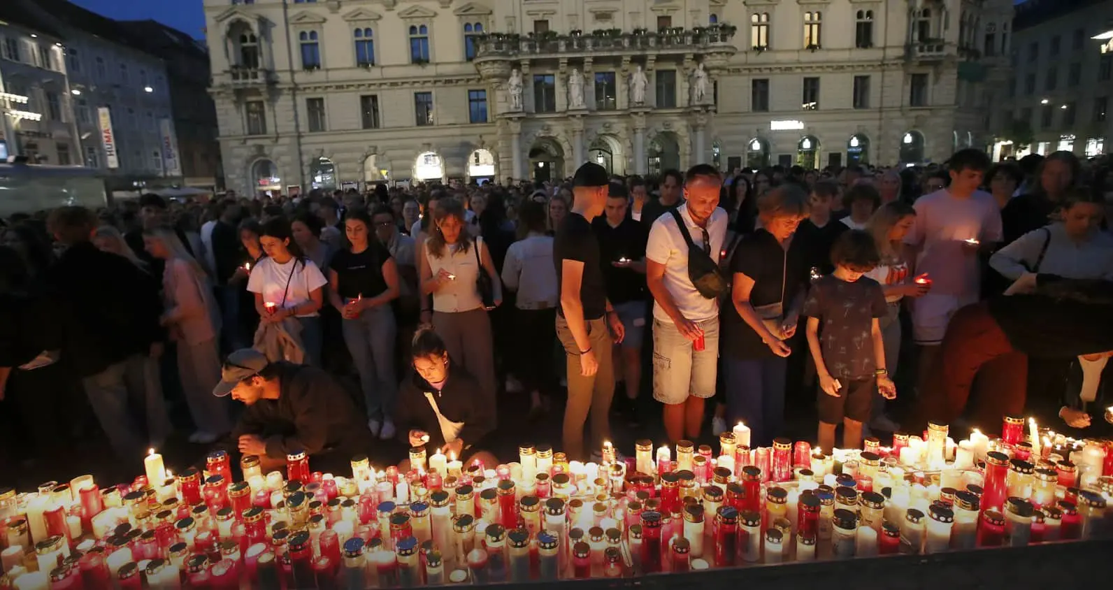 Сотні людей запалили свічки у центрі австрійського Граца після стрілянини у школі