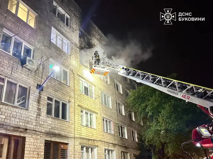 Горить квартира у багатоповерхівці на Калічанці у Чернівцях