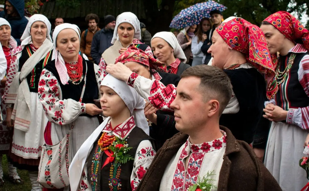 Коровай, хусткуваня та ярмарок майстрів: у Києві відбудеться фестиваль «Осінь весільна»
