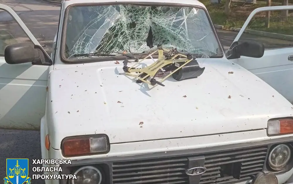 Росіяни знову вдарили дроном по цивільній автівці на Харківщині