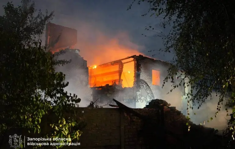 Через російські обстріли у Запоріжжі спалахнула пожежа, ОВА показала наслідки удару
