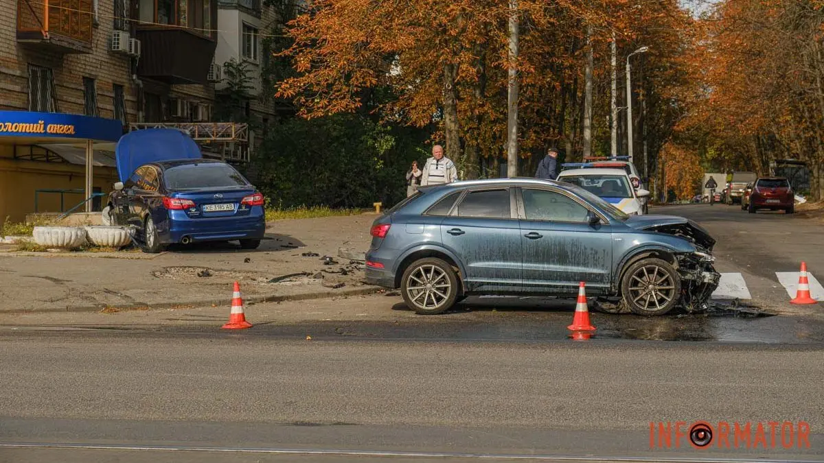У Дніпрі на проспекті Богдана Хмельницького Subaru влетіла в Audi та ледь не збила пішохода на тротуарі: відео моменту