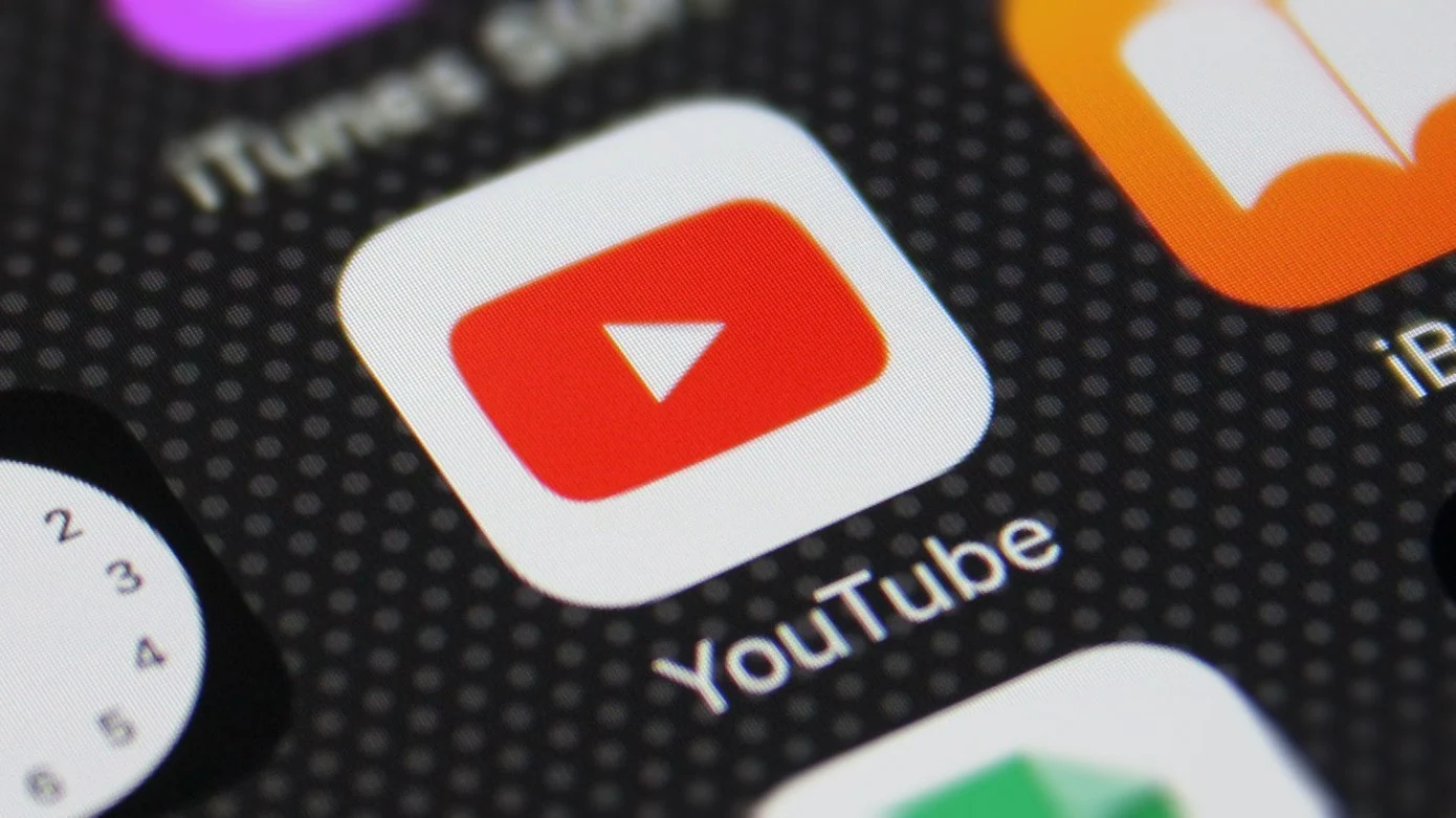 YouTube додає два нових інструменти на основі ШІ: розумний пошук і AI-чат