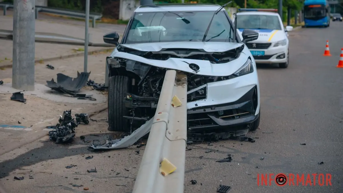 У Дніпрі на Набережній Перемоги Volkswagen "нанизався" на відбійник: пошкоджені декілька машин