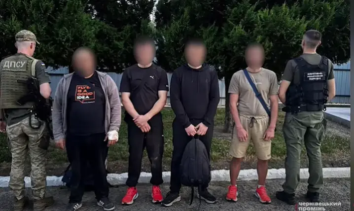 Попались в руки прикордонників: чотирьох чоловіків впіймали під Красноїльськом