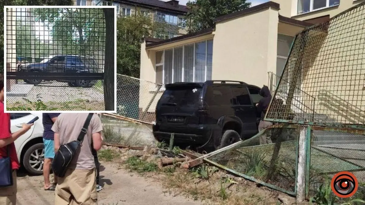 У Дніпрі на Калнишевського Toyota зачепила інше авто та знесла огорожу дитсадка