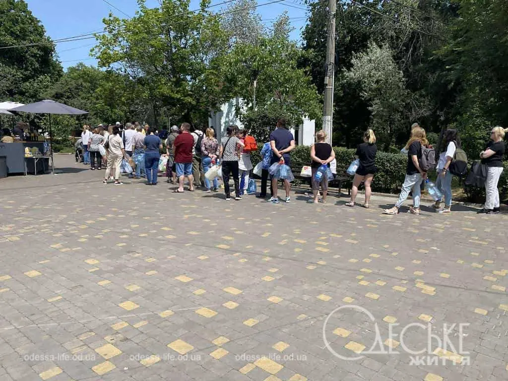 Одеса вже добу без води: коли відновлять її постачання та що відбувається біля бюветів?