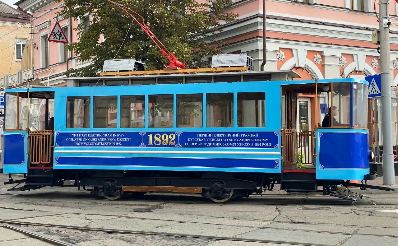 На Поділ повернувся ретро-трамвай: київська класика знову на рейках. ФОТО