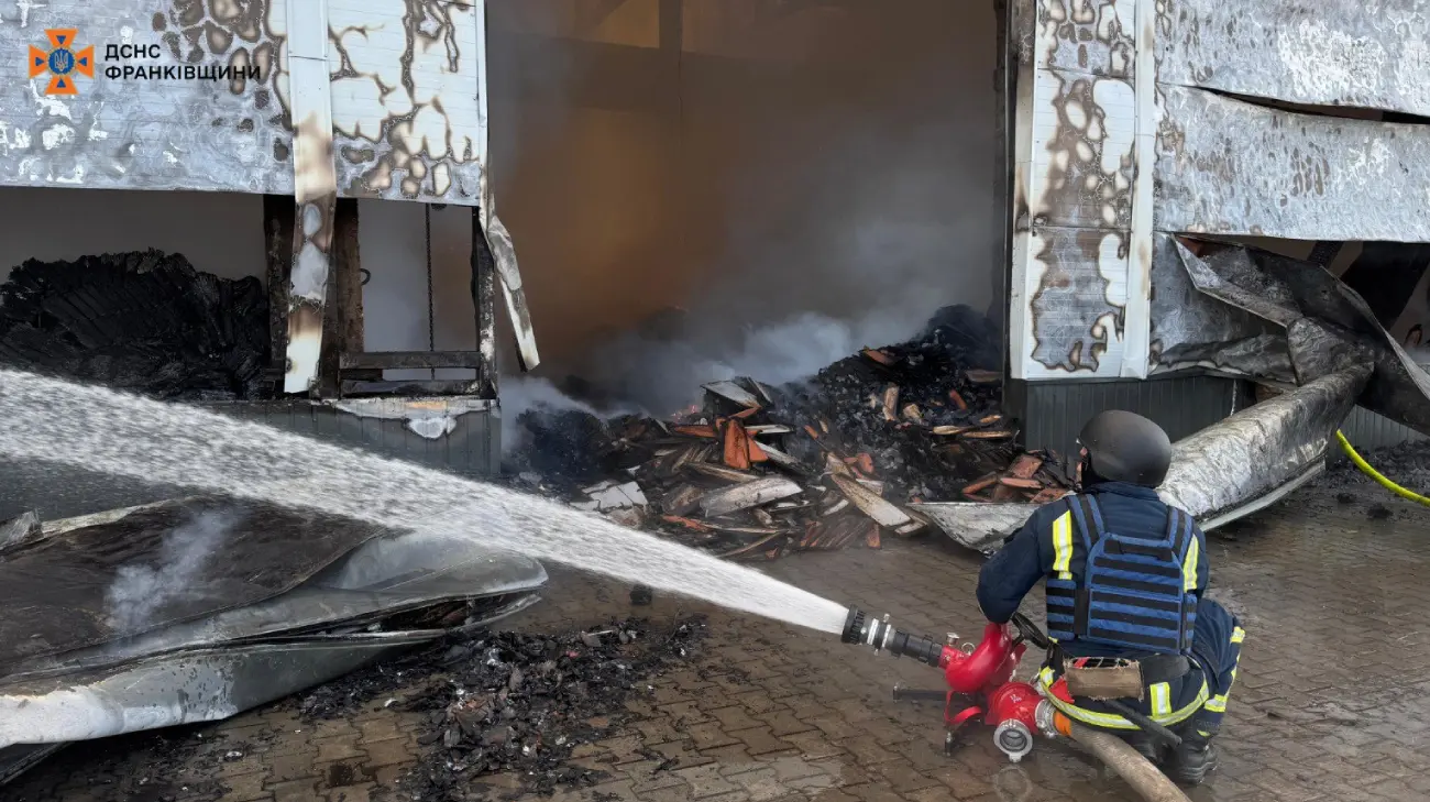 Івано-Франківщина: рятувальники майже весь день гасили пожежу після обстрілу РФ