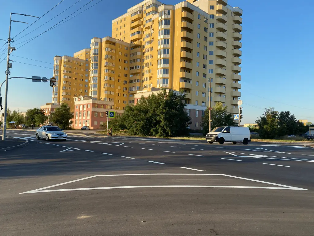На перехресті в Дарницькому районі запровадили нову схему руху та облаштовують світлофор