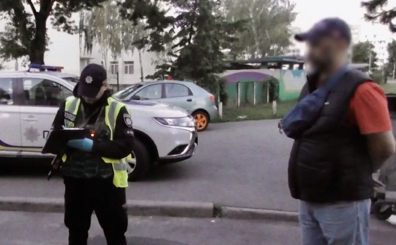 Столичні поліцейські затримали чоловіка, який «зробив зауваження» молоді, вистреливши у них з травматичного пістолету