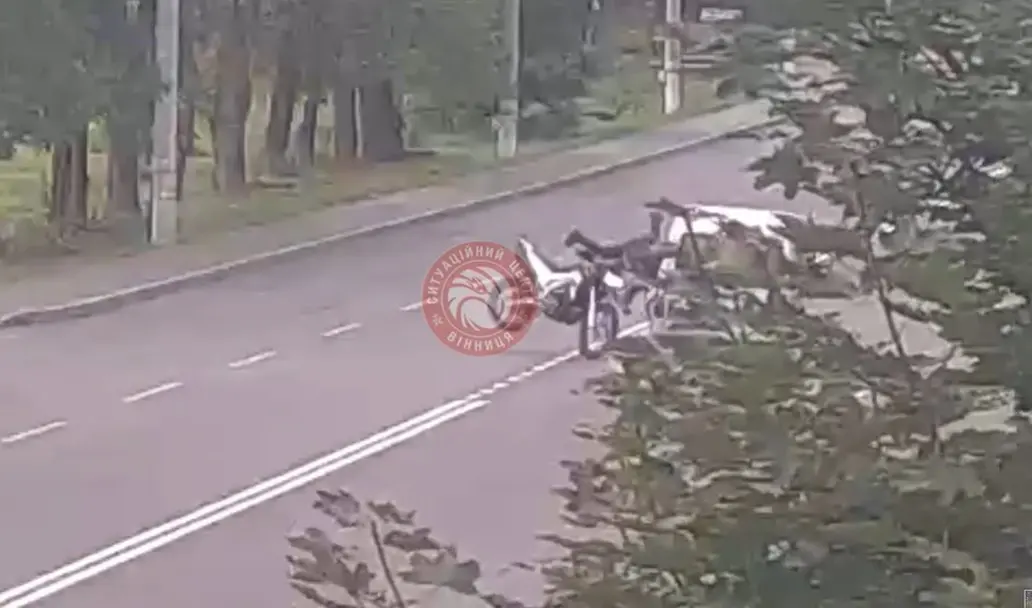 У Вінниці камери зафіксували, як Ford збив мотоцикліста