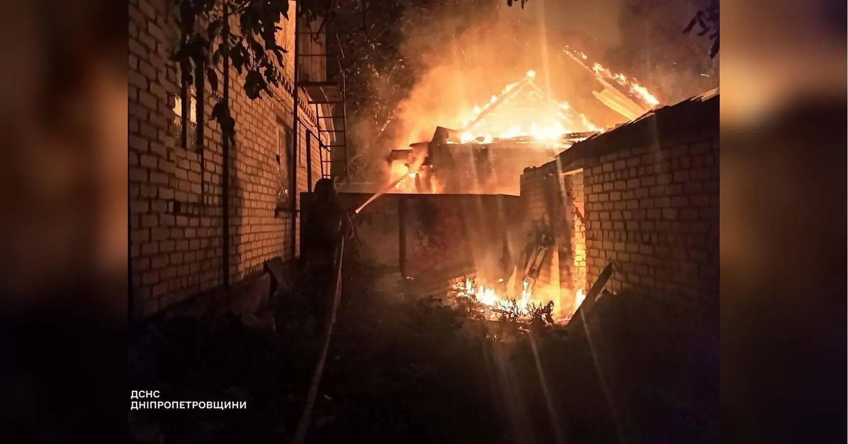 Ворожі БпЛА накрили Україну: палають підприємства, є загиблі і поранені (фото)