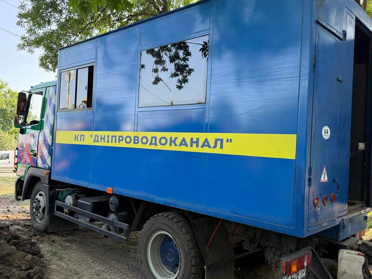 У Дніпрі триває ремонт водопроводу на вулиці Набережна Заводська: коли відновлять водопостачання