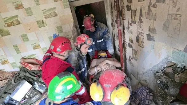 В Києві рятувальники витягли з-під завалів живого чоловіка: деталі (фото)