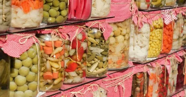 Не всі банки з консервацією можна перевертати: запамʼятайте, які саме